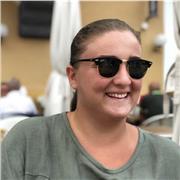 Studentessa di lingue impartisce lezioni di lingua spagnola